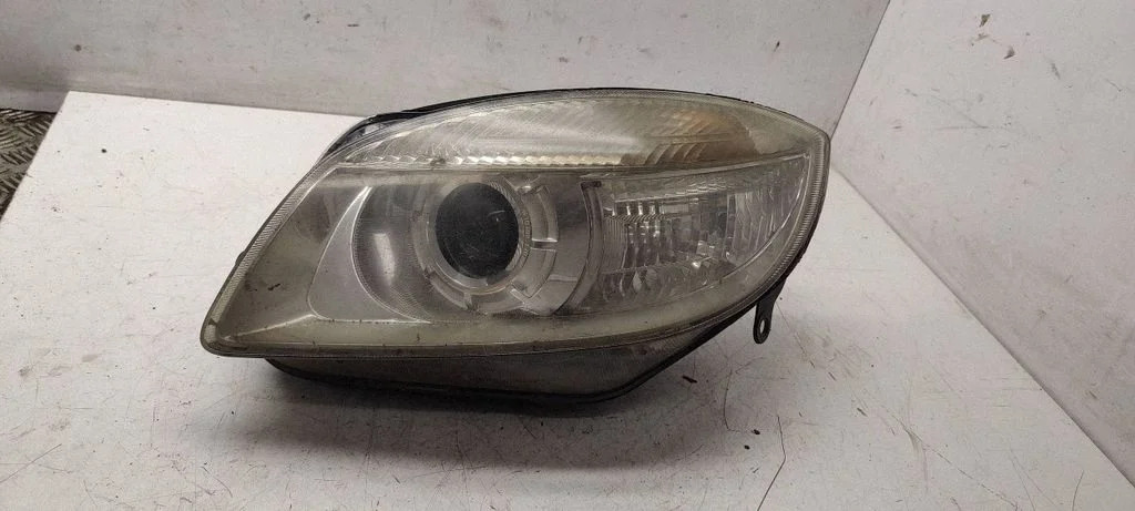 Headlight/headlamp – left