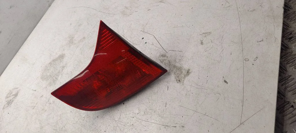 Lampa tylna w klapie 8E9945093