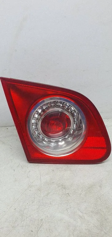 Aizmugurējais lukturis bagāžnieka vākā – Volkswagen Passat B6 (2005-2010)