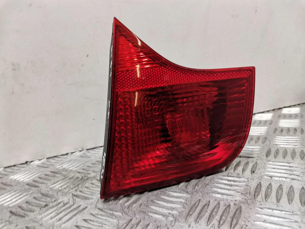 Lampa tylna w klapie 8E5945094A
