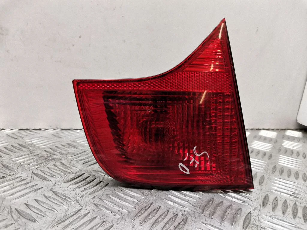 Lampa tylna w klapie 8E5945093A