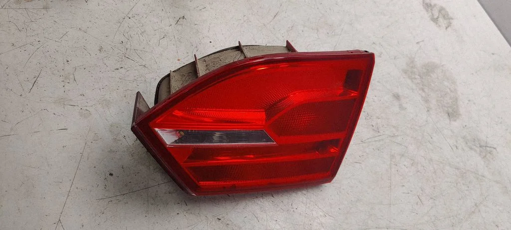 Tailgate rear/tail lights – rear right