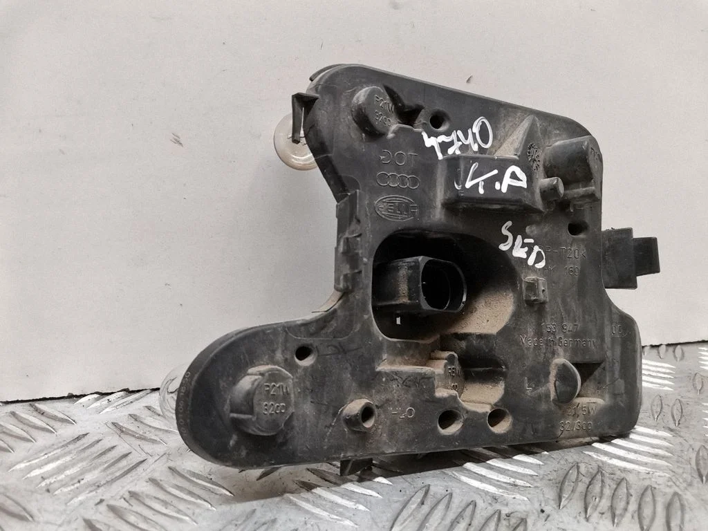 Tail light part – left