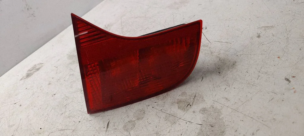 Lampa tylna w klapie 8E9945094