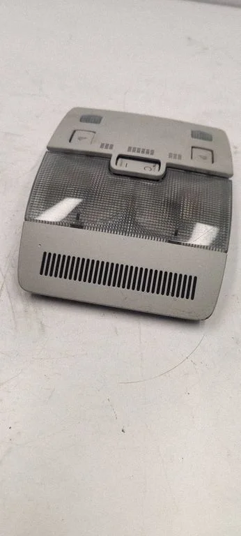 Esiistmete valgustustuli – Audi A4 S4 B7 8E 8H (2005-2008)