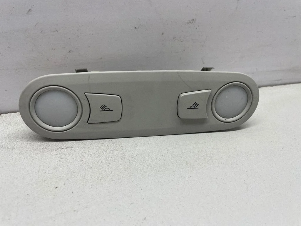 Aizmugurējo sēdvietu apgaismojuma lukturis 8T0947111A