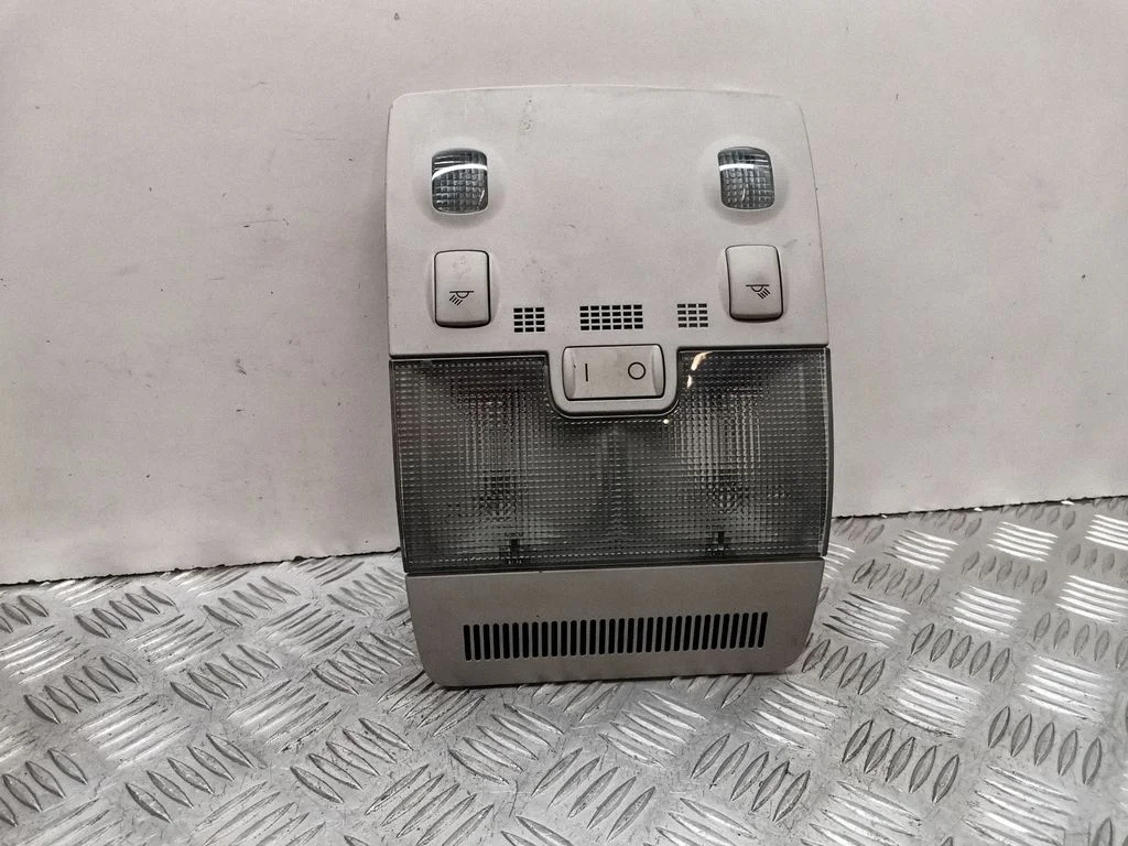Esiistmete valgustustuli 8E0951177