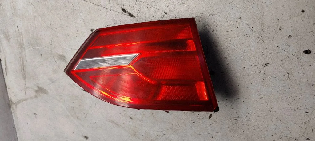 Tailgate rear/tail lights 5c6945259A