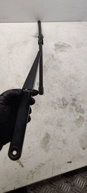 Front wiper blade arm 5E1955409