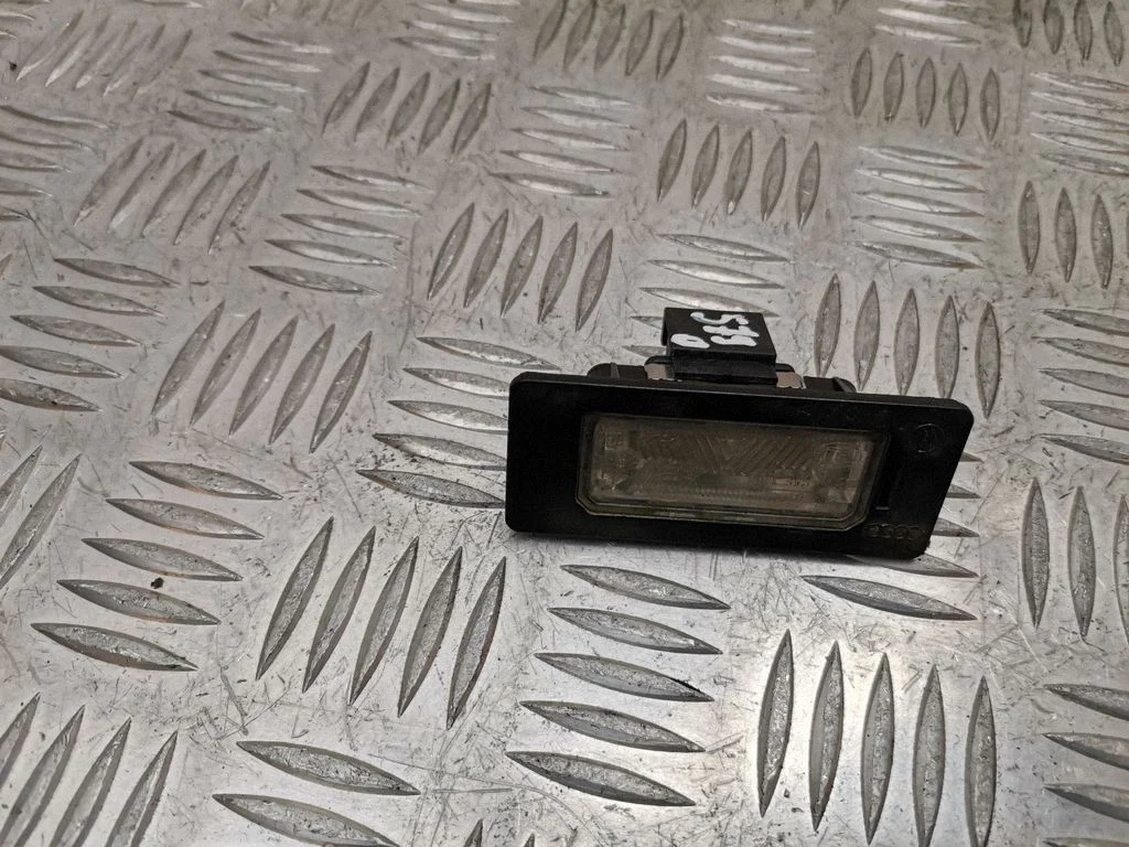 Number plate light 8T0943021