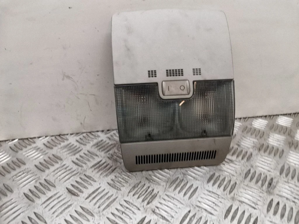 Esiistmete valgustustuli – Audi A3 S3 8P (2003-2012)