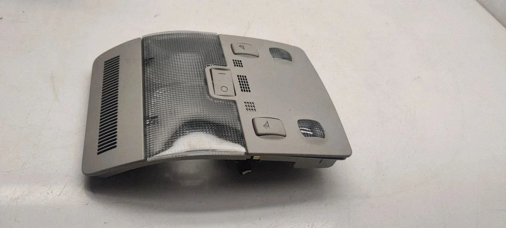 Front seat light 8e0947135