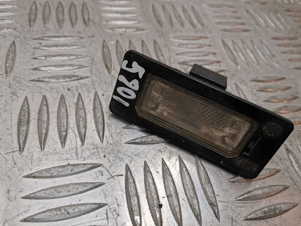 Number plate light 8T0943021