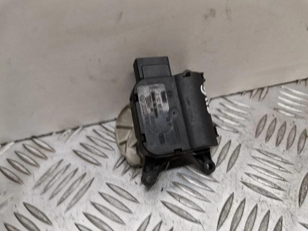 Air flap motor/actuator 8E1820511C