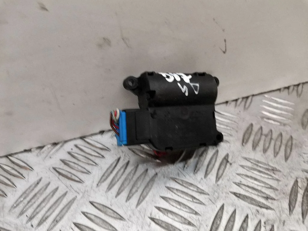 Air flap motor/actuator 8E2820511A