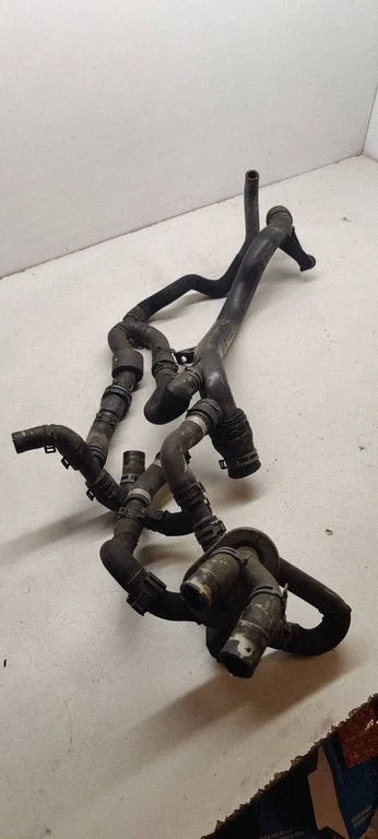 Engine coolant pipe/hose 03L121071V303