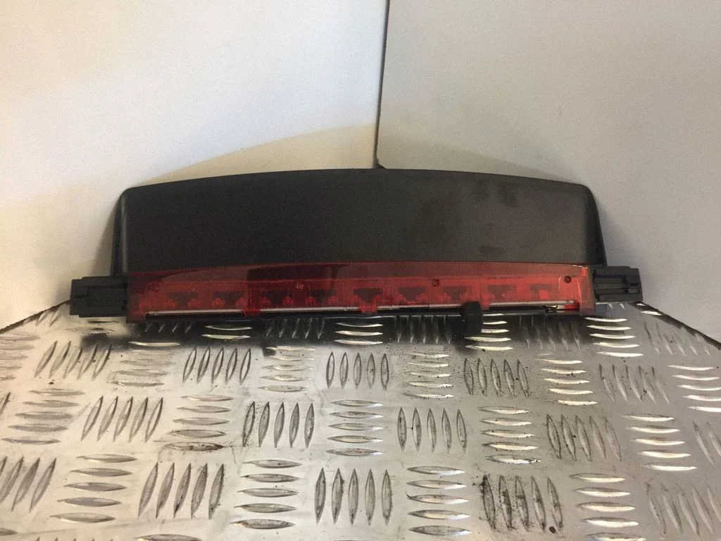 Third/center stoplight 4G5945097