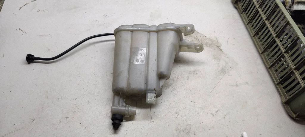 Coolant expansion tank/reservoir 8k0121403G