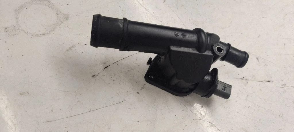 Engine coolant pipe/hose 03G121132e