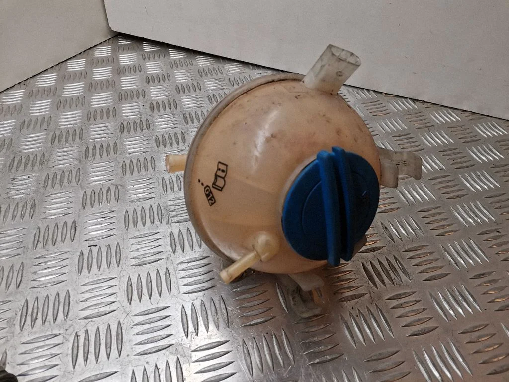 Dzesēšanas šķidruma izplešanās tvertne 1K0121407A