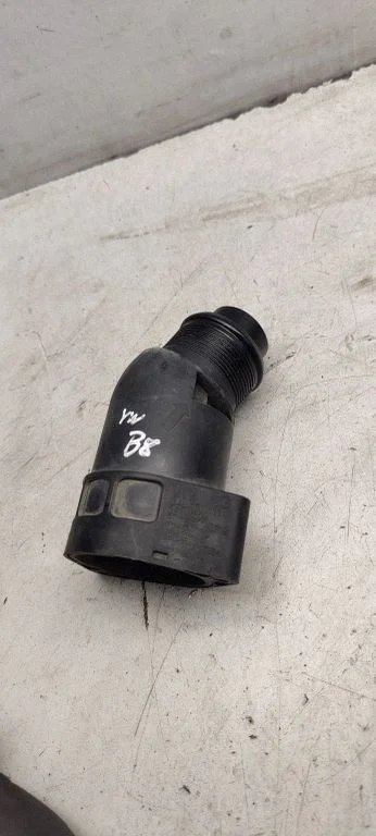 Intercooler hose/pipe 04L131111M