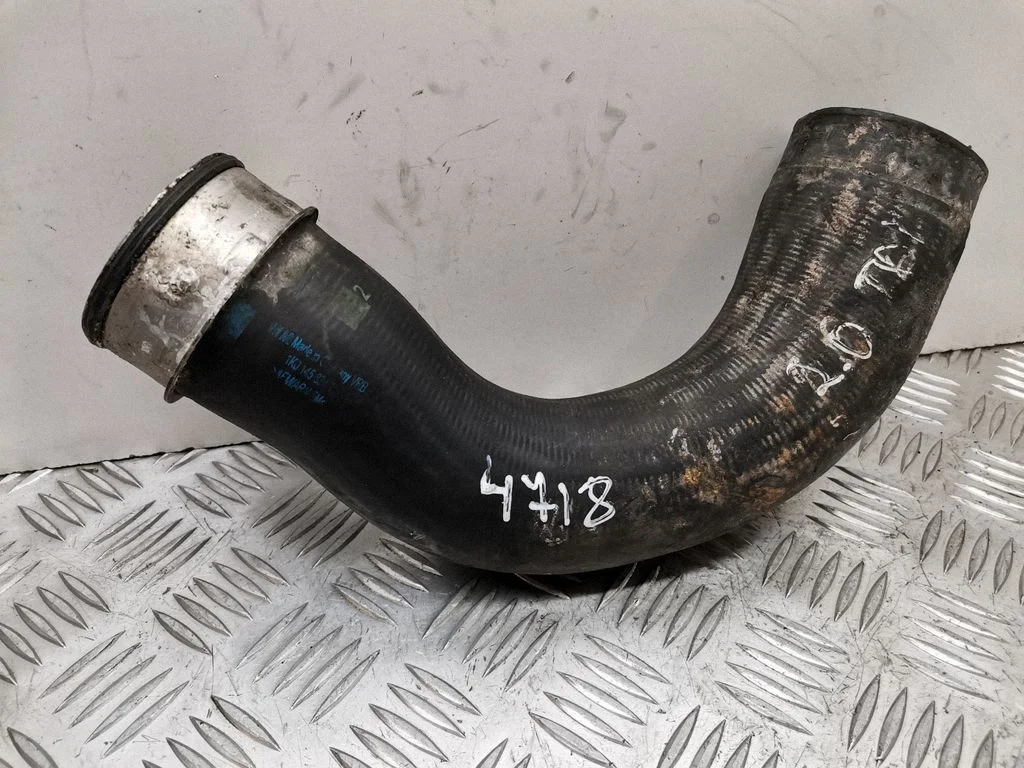 Vahejahuti voolik (-ud)/ toru (-d) 1K0145834T