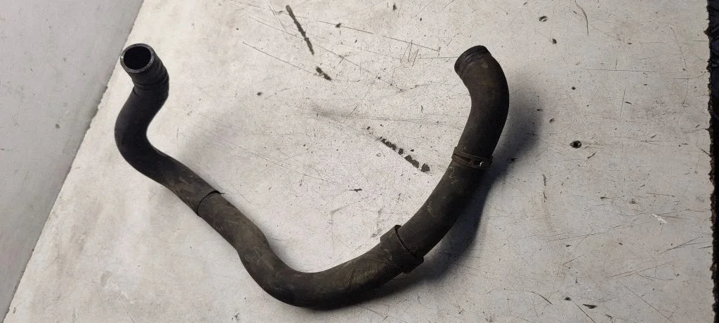 Engine coolant pipe/hose