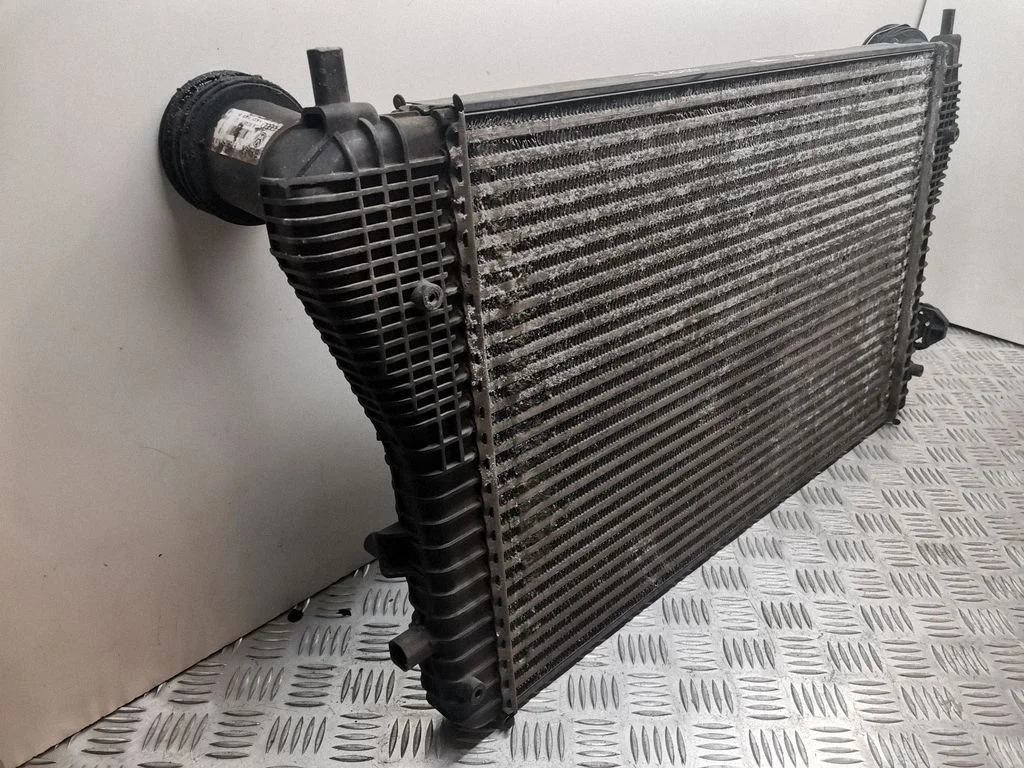 Vahejahuti radiaator 1K0145805G
