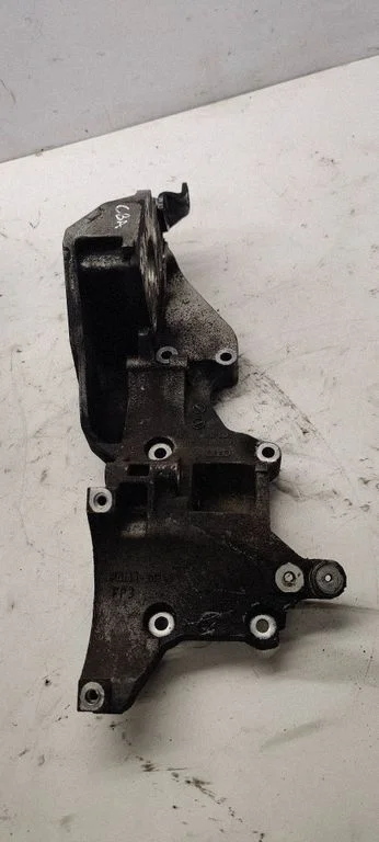 Wspornik alternatora 03L903143D