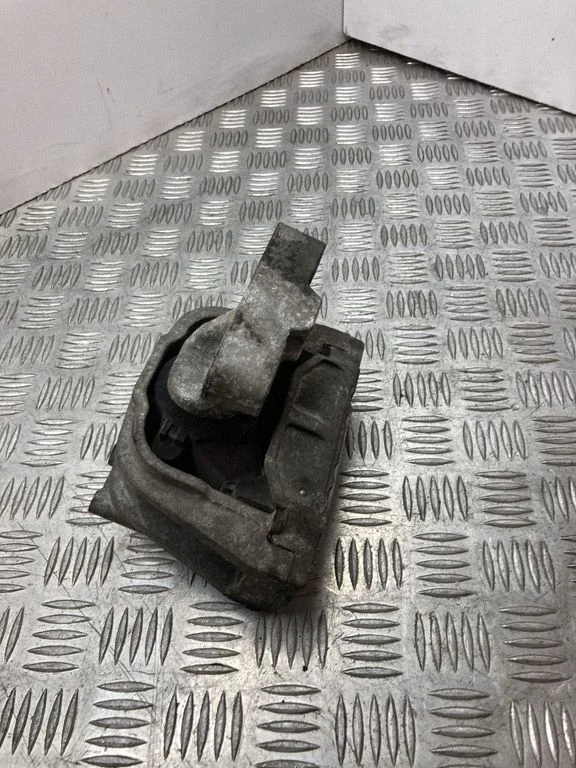 Engine mount bracket