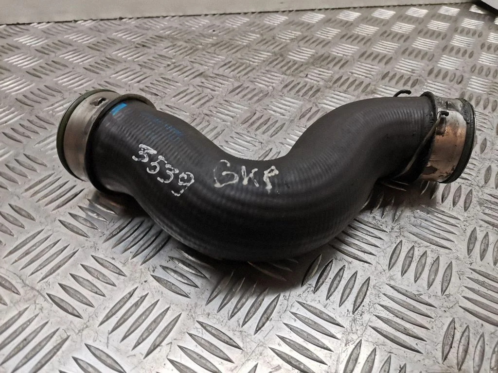 Vahejahuti voolik (-ud)/ toru (-d) 1K0148832E