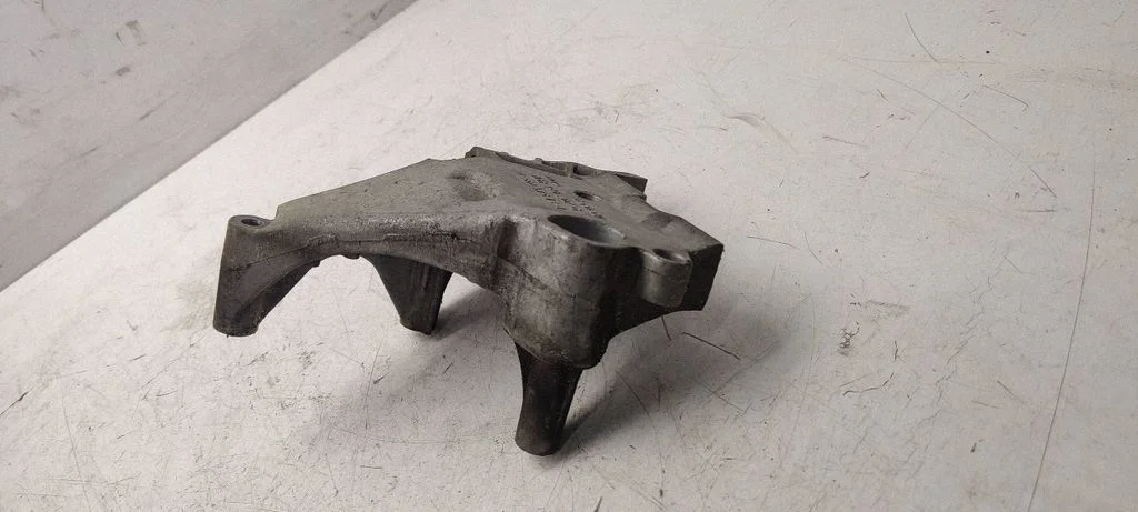 Engine mounting bracket 03G199207G