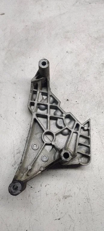 Engine mounting bracket – Volkswagen Passat B6 (2005-2010)