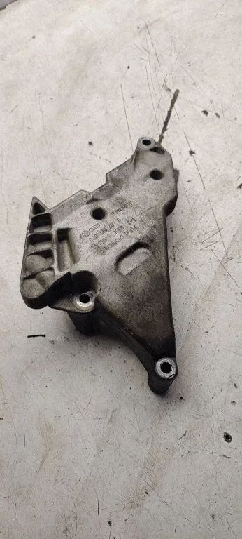 Engine mounting bracket 03G199207e