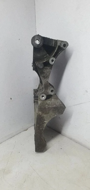 Wspornik alternatora 03G903143F