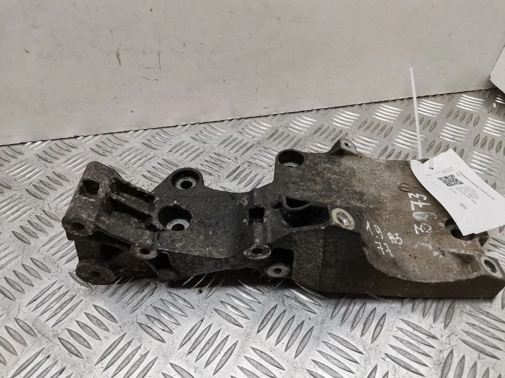 Wspornik alternatora 03G903143A