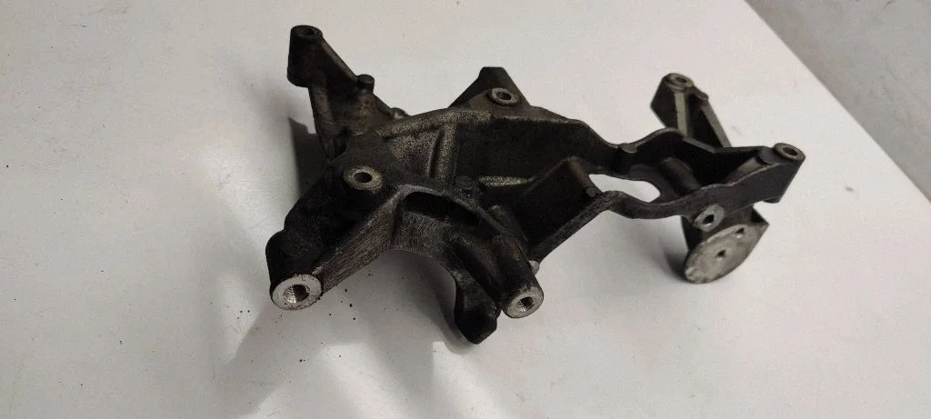 Wspornik alternatora 03h260089B
