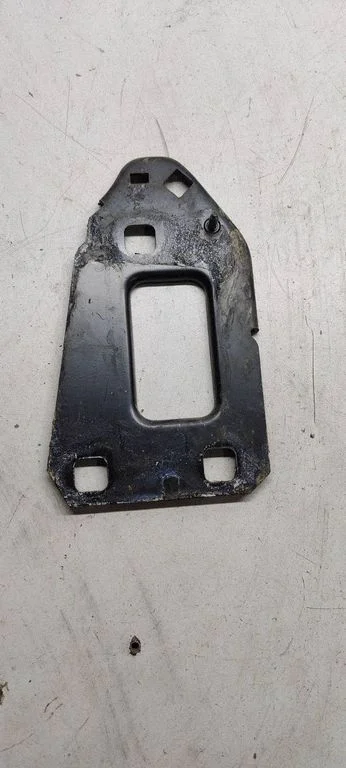 Engine mounting bracket – Audi A4 Allroad B8 (2008-2016)