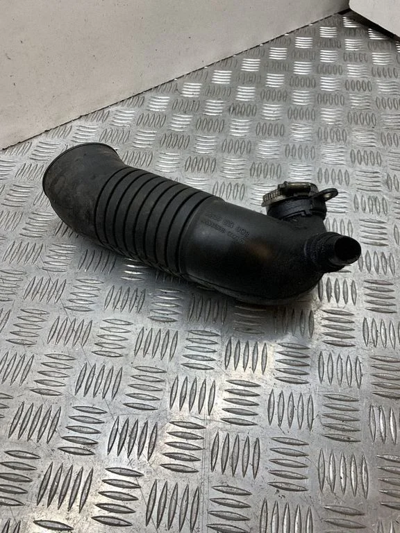 Turbo õhu sisselasketoru/ -voolik 8D0129615K