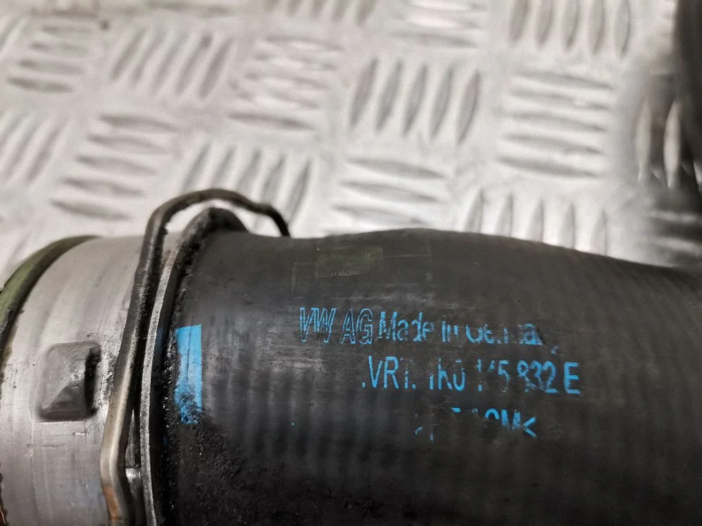 Vahejahuti voolik (-ud)/ toru (-d) – Volkswagen Passat B6 (2005-2010)
