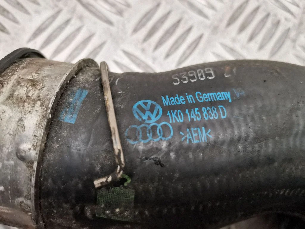 Vahejahuti voolik (-ud)/ toru (-d) 1K0145838D