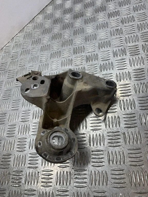 Engine mounting bracket 8E0199352