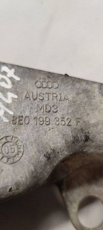 Mootori kinnituskronstein 8E0199352