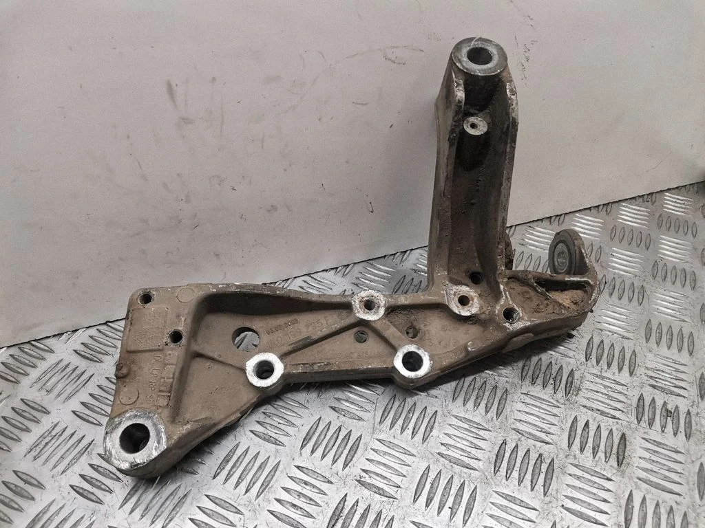 Engine mounting bracket – Volkswagen Touran I (2003-2010)