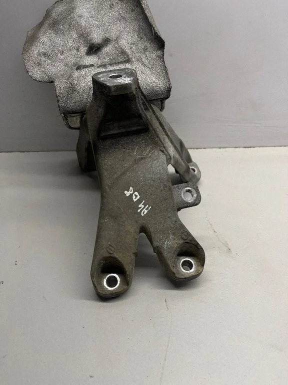 Mootori kinnituskronstein – Audi A4 Allroad B8 (2008-2016)