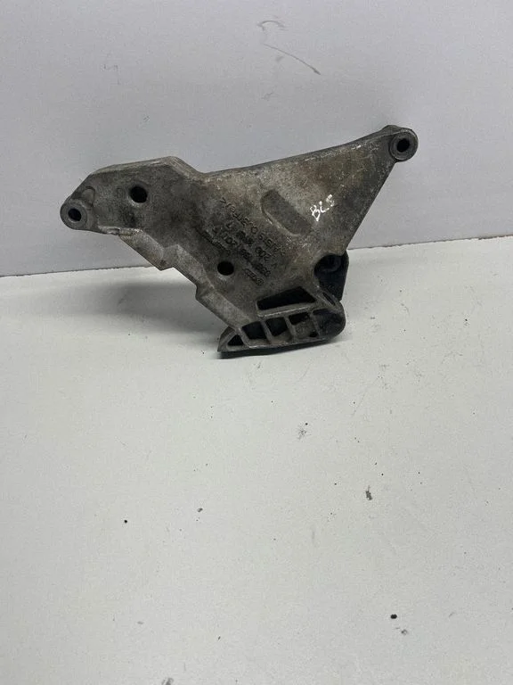 Engine mounting bracket – Volkswagen Passat B5.5 (2001-2005)