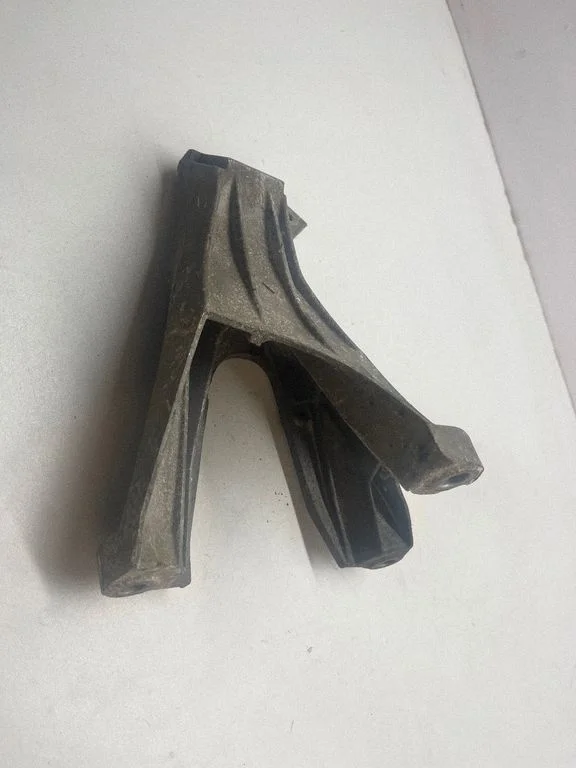 Dzinēja stiprinājuma kronšteins 4F0199308P
