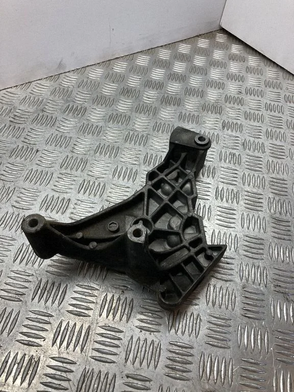 Dzinēja stiprinājuma kronšteins – Volkswagen Passat B6 (2005-2010)