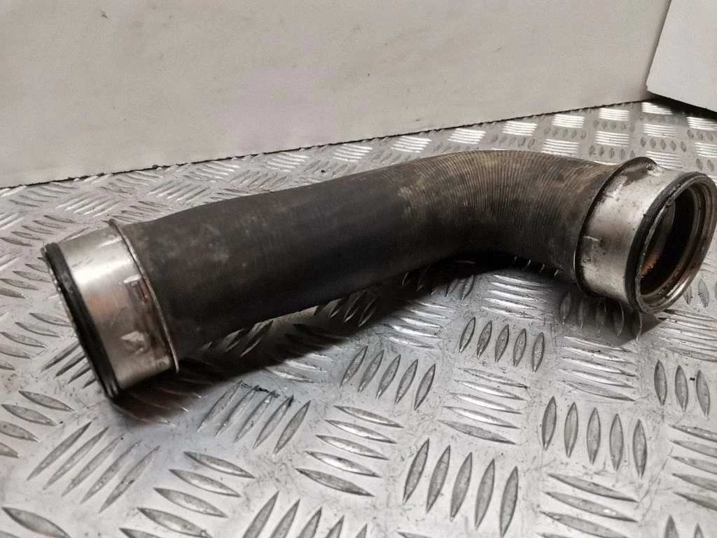 Vahejahuti voolik (-ud)/ toru (-d) 1K0145834L