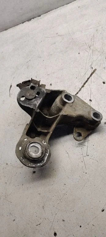 Engine mounting bracket 8E0199352F